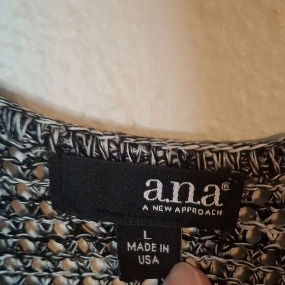 a.n.a Black and White Knit Top size large - Picture 2 of 6